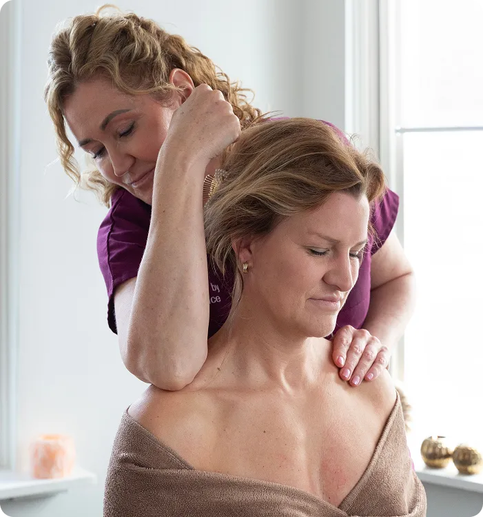 Massagetherapeut Ilse Bink behandelt nek- en schouderspanning tijdens een ontspanningsmassage in Roosendaal.