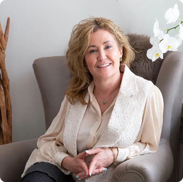 Massagetherapeut in Roosendaal tijdens het geven van een ontspanningsmassage bij Beauty by Balance. Specialist in transformational cupping, ontspanning en stressverlichting.